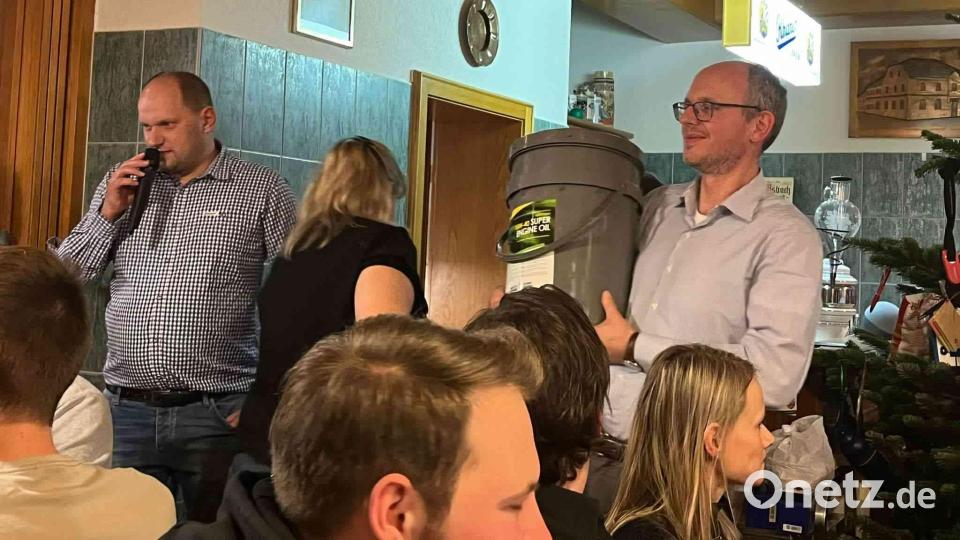 Die Christbaumversteigerung leitet zweiter Bürgermeister Thomas Kleber und die Präsentation der Preise übernimmt der Ortsvorsitzende, Marktrat Wolfgang Voit. Bild: gz