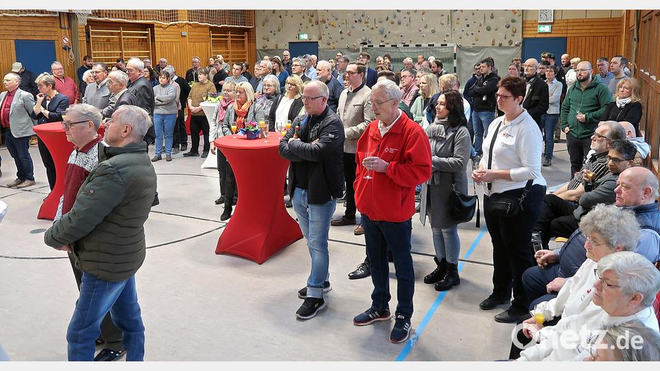 Über viele Besucher freute sich Bürgermeister Oskar Schuster beim Neujahrsempfang in der Steinwaldhalle. Bild: bsc