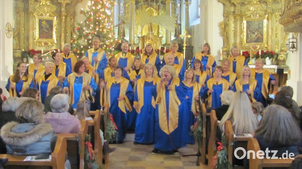 Meistens temperamentvolle und fetzige Gospels erklangen am Dreikönigstag beim Benefizkonzert von &quot;Hope and Joy unter Leitung von Remona Fink(vorne) mit Max Braun am Keyboard. Bild: sei