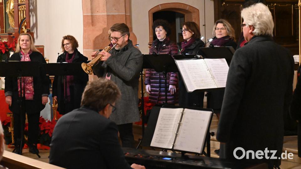Frank Hennig am Flügelhorn und Wolfgang Dirscherl am Klavier (sitzend) lassen jazzig die Hirten kommen, Ensemble-Leiter Alexander Meiler (rechts) lauscht wie das Publikum begeistert. Bild: kki
