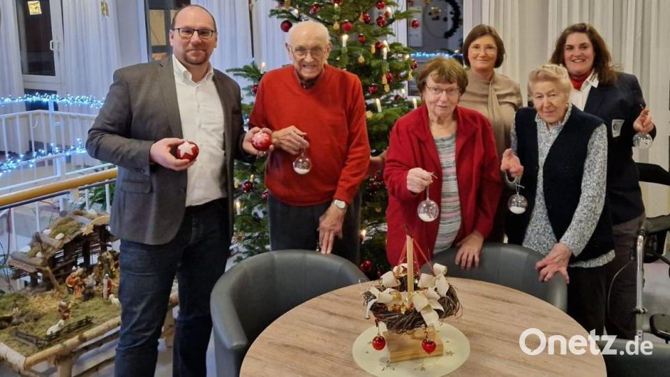 Die Leiterin der Jugendarbeit im BRK Kreisverband Weiden und Neustadt/WN, Stephanie Busch, bei der Übergabe der Weihnachtskugeln im Senioren Wohn- und Pflegeheim Erbendorf. Bild: BRK/exb
