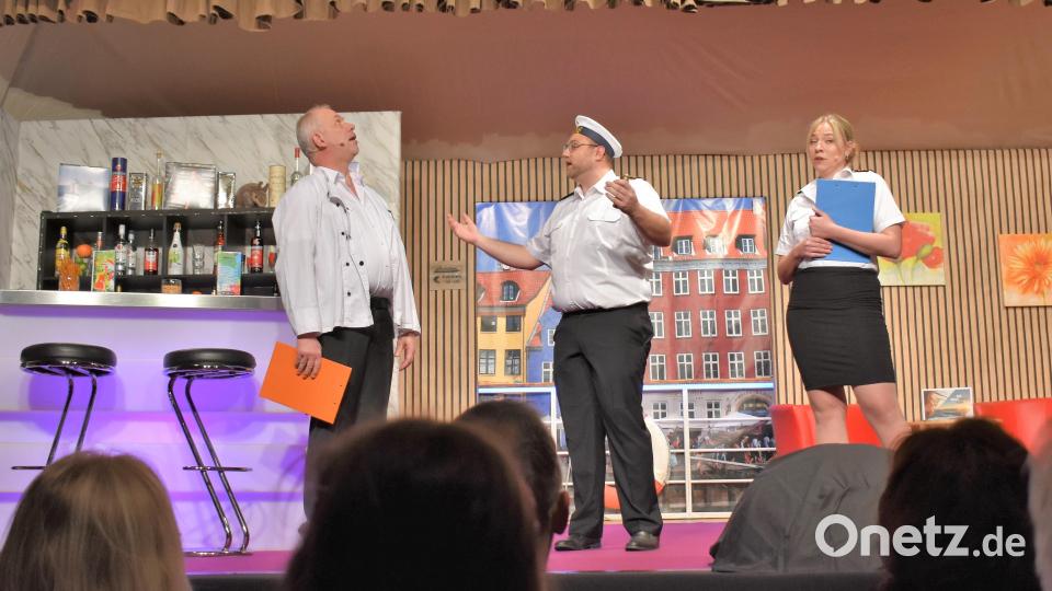 Die Katholische Theatergruppe spielt das Stück: &quot;Gürteltiere sind sexy&quot; und sorgt damit beim Publikum für herzhaftes Lachen. Bild: rgr