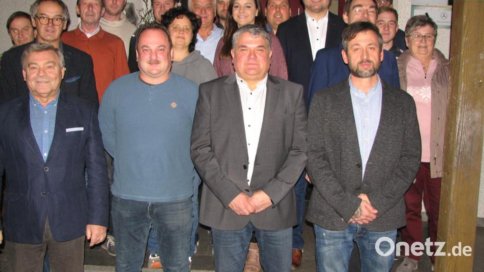 Mit neu gewähltem und altbewährtem Vorstand geht Stefan Neumann (vorne, Zweiter von rechts) mit seinen Vertretern Holger Meyer (vorne, rechts) und Thomas Bertelshofer (vorne, Zweiter von links) die nächsten zwei Jahre an. Bild: knh