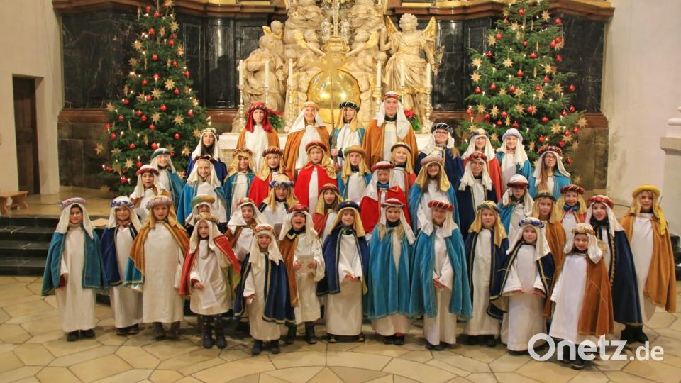 Die Sternsinger der Pfarrei Waldsassen im Altarbereich der Basilika. Bild: Pfarrei Waldsassen/exb