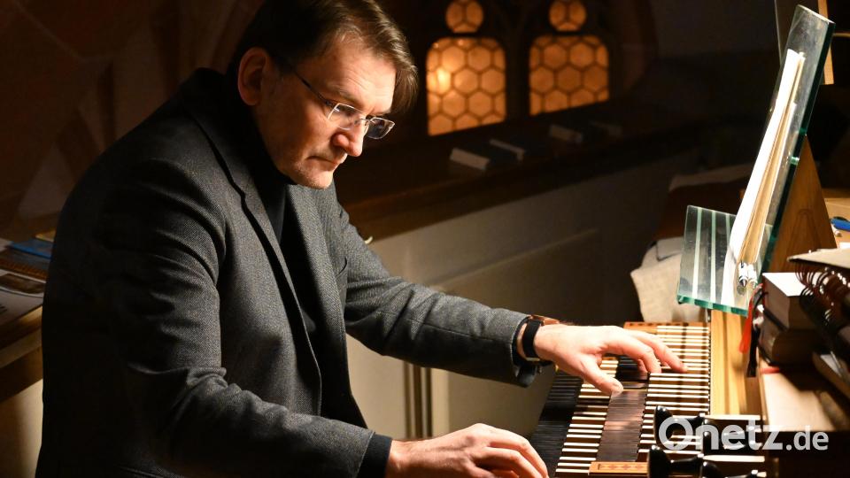 Roland Assion zeigt auf der Sandtner-Orgel sein großes Improvisationstalent. Bild: kki