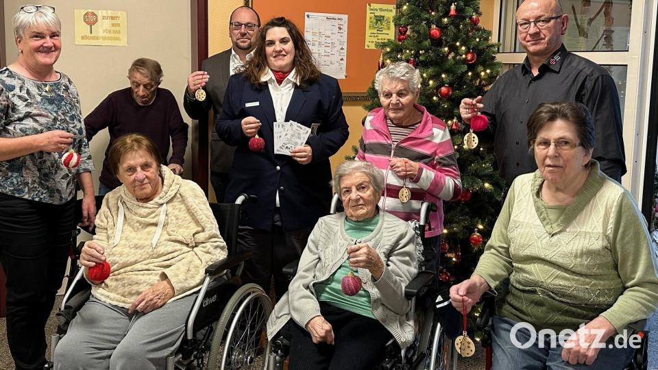 Die Leiterin der Jugendarbeit im BRK Kreisverband Weiden und Neustadt/WN, Stephanie Busch, bei der Übergabe der Weihnachtskugeln im Senioren Wohn- und Pflegeheim Hammergmünd. Bild: BRK/exb