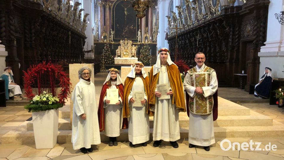 Für mehrjähriges Wirken wurden mehrere Sternsinger geehrt. Im Bild (von links) Gemeindereferentin Gertrud Hankl, Linda Rosner, Maria Katsikis, Dominik Katsikis und Pfarrer Dr. Thomas Vogl. Bild: Pfarrei Waldsassen/exb