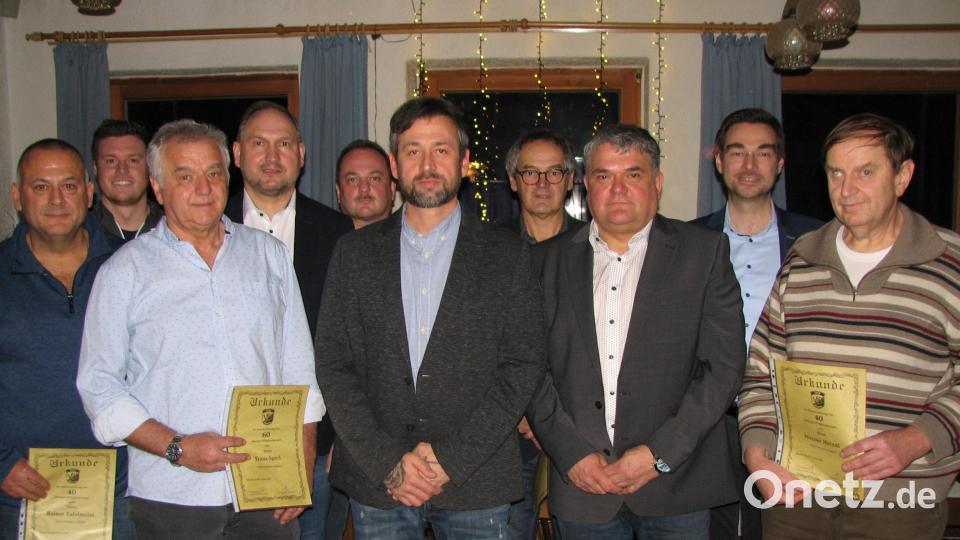 Richard Kammerer (Vierter von links) und Stephan Oetzinger (Zweiter von rechts) gratulieren den Geehrten. Andreas Mark (Zweiter von links) ist neuer Ehrenamtsbeauftragter beim VfB Mantel. Vorsitzender bleibt Stefan Neumann ((Dritter von rechts).