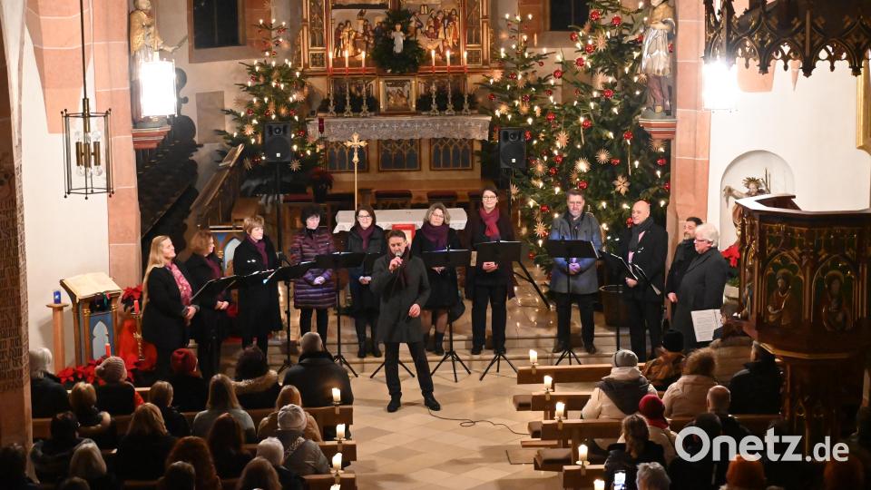 Von der weißen Weihnacht sang Adrian Kapornyai in seinem Solo, stimmungsvoll begleitet von Wolfgang Dirscherl am Piano. Bild: kki