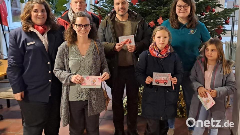 Die glücklichen Sieger der BRK-Aktion strahlen bei der Gewinnvergabe mit den Leiterinnen der Jugendarbeit im BRK Kreisverband Weiden und Neustadt/WN, Stephanie Busch (links) und Elisabeth Stenzel (hinten rechts). Bild: BRK/exb