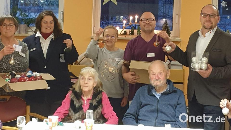 Die Leiterin der Jugendarbeit im BRK Kreisverband Weiden und Neustadt/WN, Stephanie Busch, bei der Übergabe der Weihnachtskugeln im Senioren Wohn- und Pflegeheim Weiden. Bild: BRK/exb