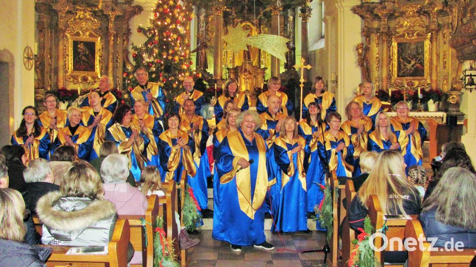 Ein Gospelfeuerwerk brannte am Dreikönigstag der Gospelchor Hope and Joy aus Weiherhammer unter Leitung von Remona Fink und mit Max Braun am Keyboard ab. Bild: sei
