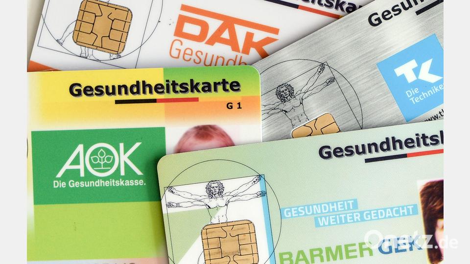 Jede Krankenkasse kann den Zusatzbeitrag selbst festlegen. Während etwa die Hälfte der gesetzlichen Kassen den Beitrag erhöht, bleibt er bei der anderen Hälfte konstant oder wird bei einigen Betriebskrankenkassen sogar gesenkt Symbolbild: Jens Kalaene/dpa