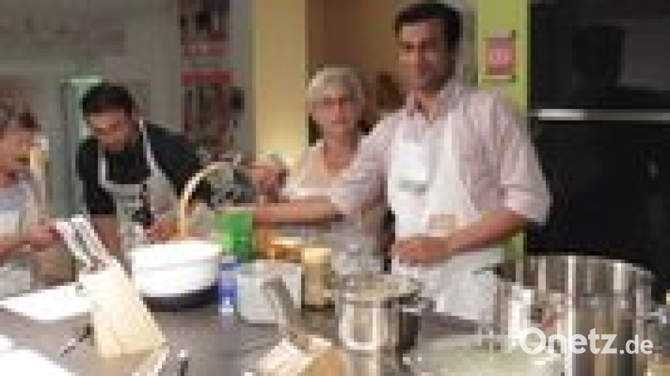 Im Möbelhaus Kellner wird dieses Jahr wieder einmal im Monat zum Kochen und Schlemmen eingeladen: Es gibt internationale Gerichte. Archivbild: soj