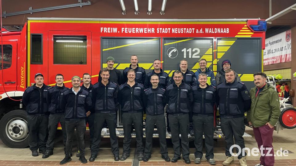 Gut 30 Aktive der Feuerwehr Neustadt/WN lassen sich für die Movember-Bewegung einen Schnurrbart wachsen. Zusätzlich haben sie für ihren verunfallten Kameraden Josef Schieder aus Störnstein gespendet Bild: Corinna Hagn/exb
