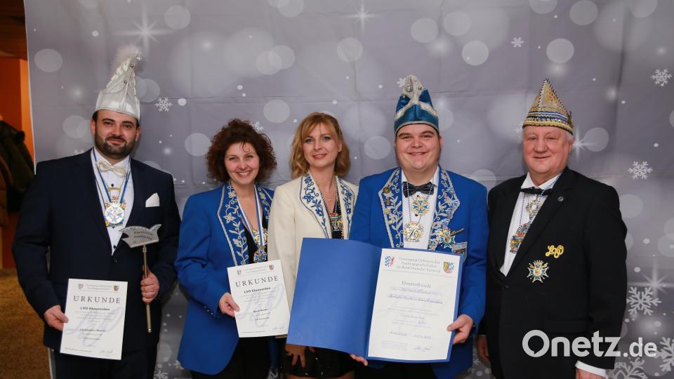Die Narrhalla ehrt verdiente Mitglieder (von links): Christopher Maurer, Silvie Brems, Präsidenten Denise Forster, Helmut Forster und Manfred Enders. Bild: egl