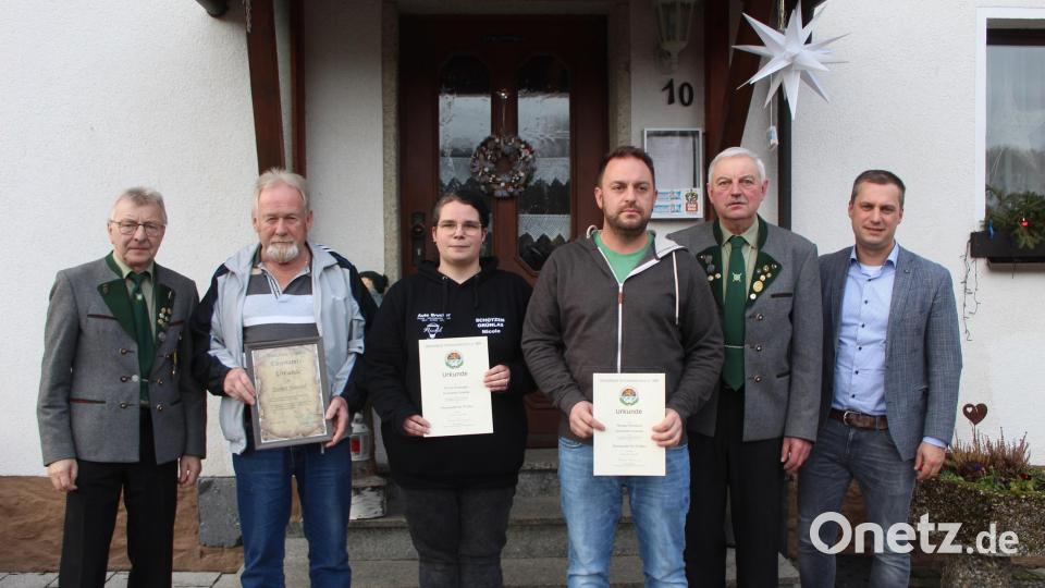 Bürgermeister Wolfgang Söllner (von rechts) und Vorsitzender Reinhold Schraml sowie Josef Bauer (von links) dankten den Geehrten Norbert Henschel, Nicole Wartinger und Thomas Plannerer. Bild: soj/exb