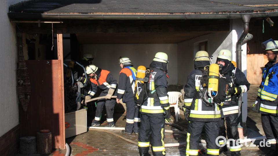 Mit schwerem Atemschutz gingen Feuerwehrleute ins Gebäude und bekämpften den Brand. Bild: hd