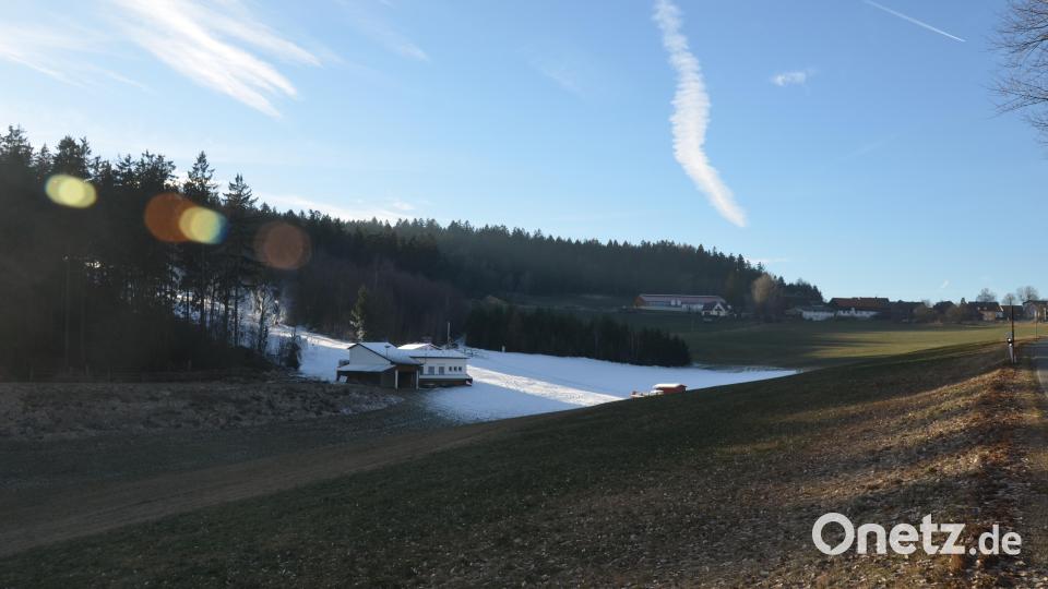 In den vergangenen Tagen wurde der Abhang am Fahrenberg fleißig beschneit. Am Freitag öffnet der Lift, zumindest im unteren Teil des Liftbereichs. Ringsherum ist alles grün. Bild: dob