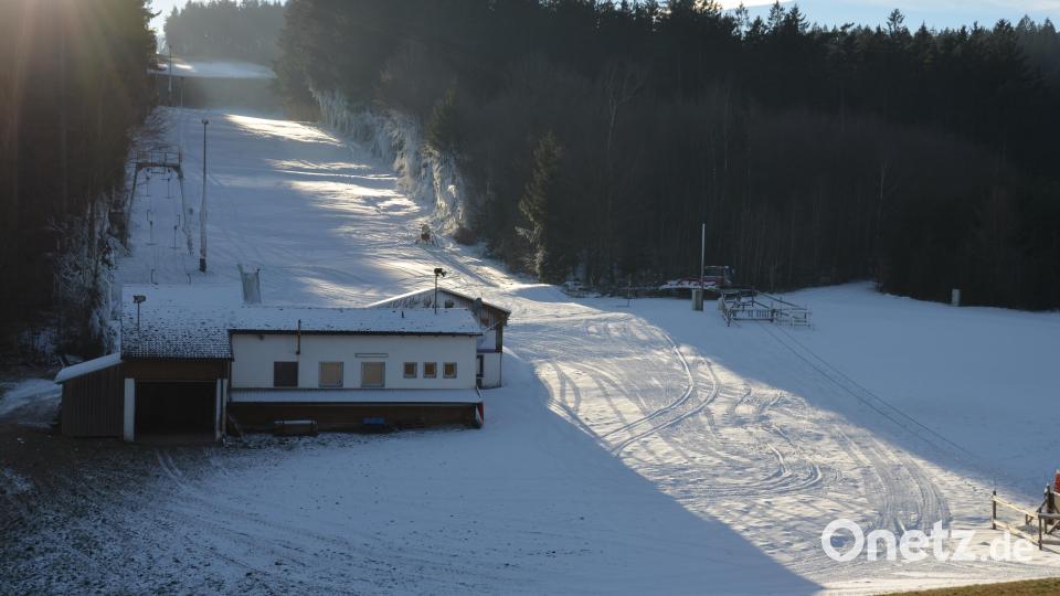 In den vergangenen Tagen wurde der Abhang am Fahrenberg fleißig beschneit. Am Freitag öffnet der Lift, zumindest im unteren Teil des Liftbereichs. Ringsherum ist alles grün. Bild: dob