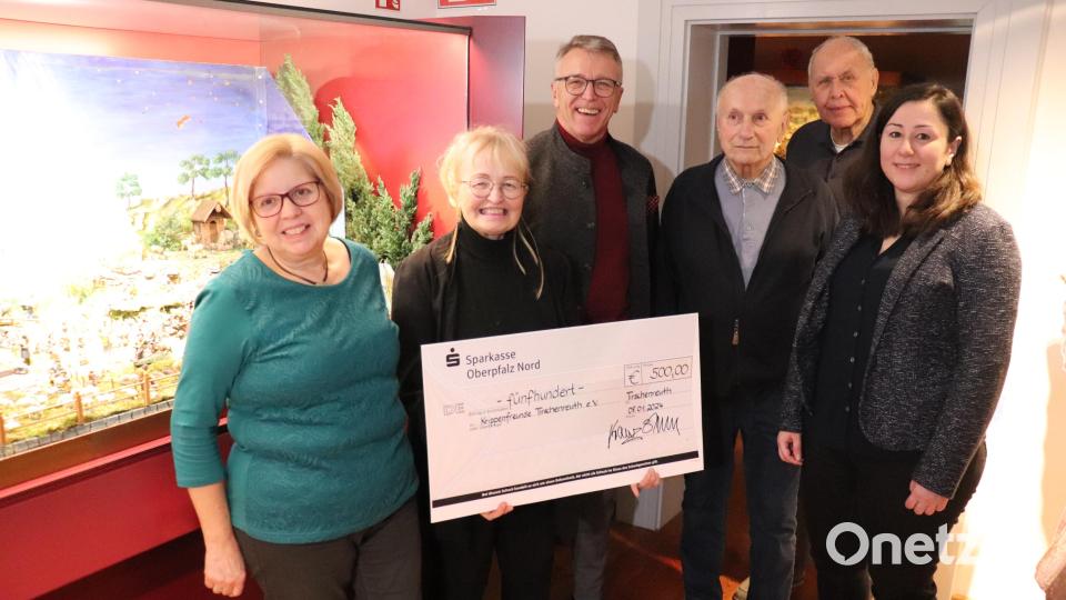 Bürgermeister Franz Stahl (Dritter von links) mit der Leiterin der Tourist-Info Birgit Plößner (rechts) sowie den Krippenfreunden Rita Krapf, Marianne Stangl, Horst Haidl und Alfred Mehler (von links) bei der Übergabe des symbolischen Spendenschecks. Bild: Stadt Tirschenreuth/exb