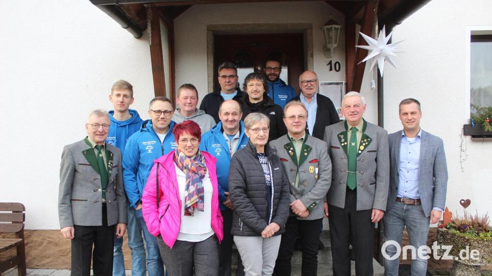 Der alte und neue Vorsitzende Reinhold Schraml (Zweiter von rechts) mit seinem neu gewählten Vorstand und Bürgermeister Wolfgang Söllner (rechts). Bild: soj/exb