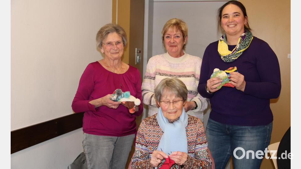 Auf Initiative der Hebamme Julia Witt (rechts) strickten die Damen der Neustädter Strickrunde erstmals 1247 Babymützchen für die in der Klinik neugeborenen Babys. Bild: prh