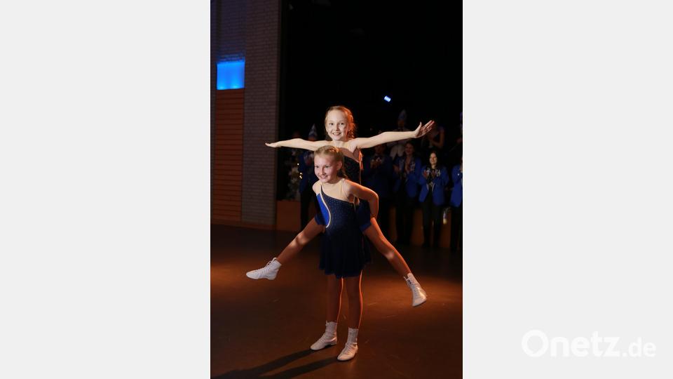 Die beiden Funkenmariechen Lara und Pauline Bild: egl
