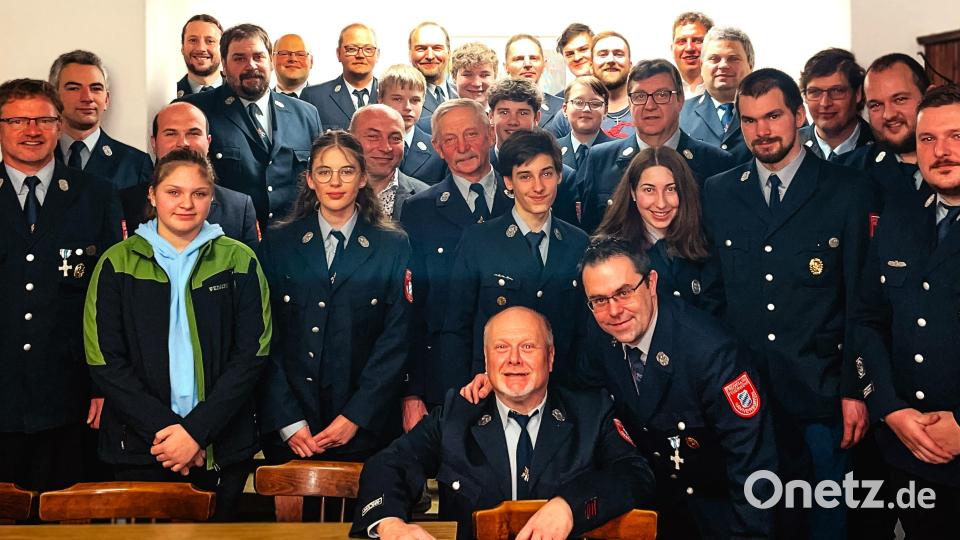 Die Feuerwehr Hannersgrün ist ein eingespieltes starkes Team. Zurzeit laufen da schon die Vorbereitungen für das 140-jährige Jubiläum Mitte 2025. Nur der bisherige Kassenwart Ronald Dobner (sitzend) hat zum Jahreswechsel seinen Stuhl freigemacht. Bild: jml