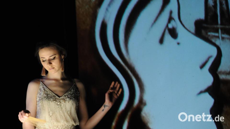 Irina Titova, die „Queen of Sand“, entführt ihr Publikum live und frei nach Jules Verne „In 80 Bildern um die Welt“. Bild: Semmel Concerts Entertainment GmbH