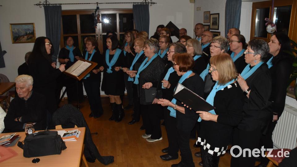 &quot;Chorisma&quot; unter der Leitung von Larissa Burkhard (links) begleitet die Versammlung. Bild: hcz