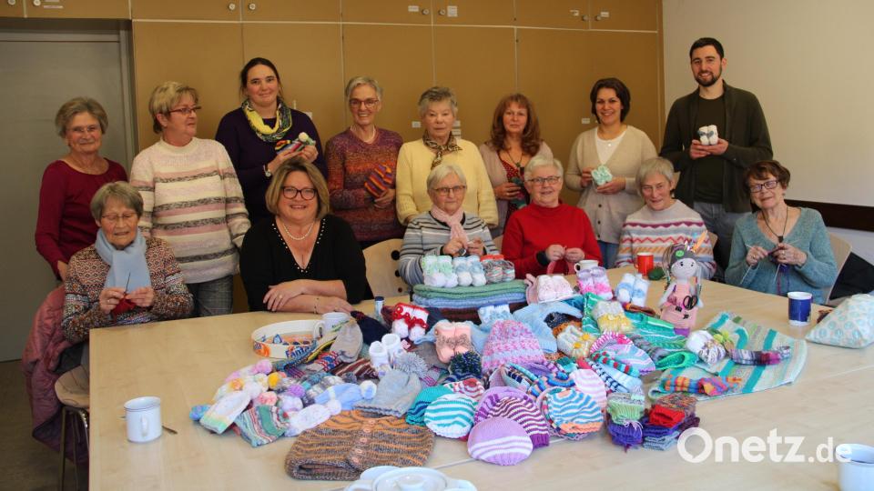 Ratschen, stricken, Spenden geben, Foto machen: Die Neustädter Strickrunde verliert nie den Faden. Michaela Vogl (stehend, Dritte von rechts) ist mit 44 Jahren die Jüngste in der Strickrunde. Auch wenn der Altersdurchschnitt der Runde höher ist, fertigten die 13 Damen und 4 Heimstrickerinnen sensationelle 3215 Wollartikel im letzten Jahr. Bild: prh