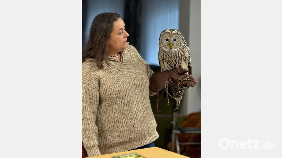Michaela Domeyer mit Habichtskauz-Dame Birke. Bild: BRK Kreisverband Tirschenreuth/exb