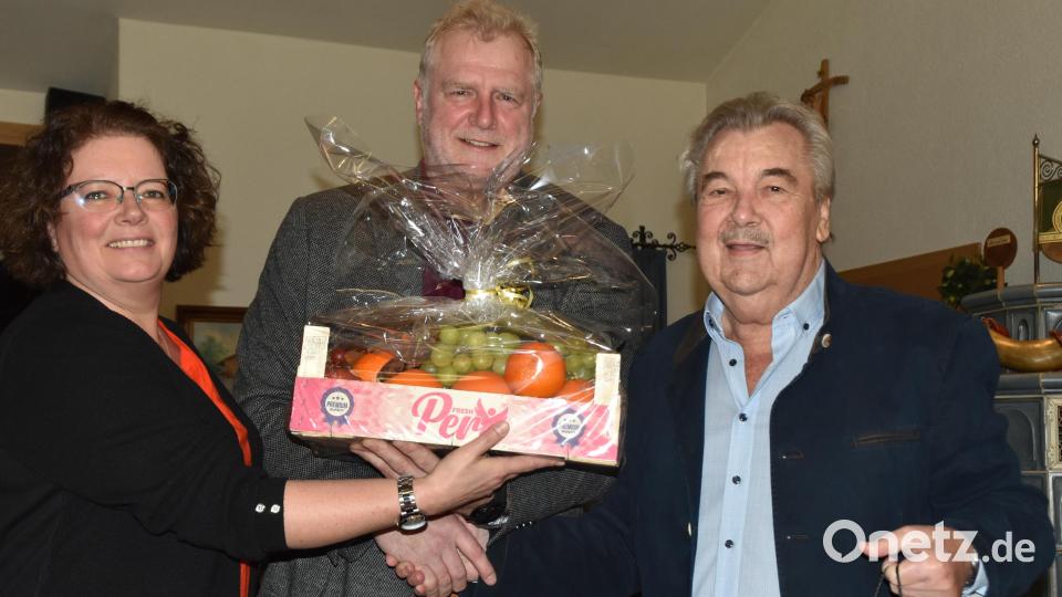 Mit einem &quot;gesunden&quot; Geschenkkorb danken 2. Vorsitzende Ramona Hannes und Heimatring- Vorsitzender Heiner Vierling Helmut Schwägerl für dessen 41 Jahre Tätigkeit im Vorstand. Bild: hcz