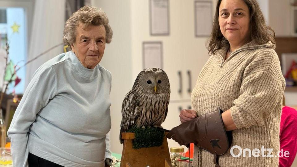 Michaela Domeyer mit Habichtskauz-Dame Birke und Tagespflegegast Marianne Rahn. Bild: BRK Kreisverband Tirschenreuth/exb