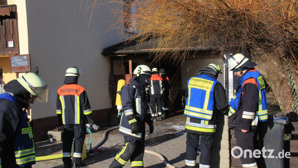 Ausgerüstet mit schwerem Atemschutz gingen Feuerwehrleute ins Haus. Bild: hd