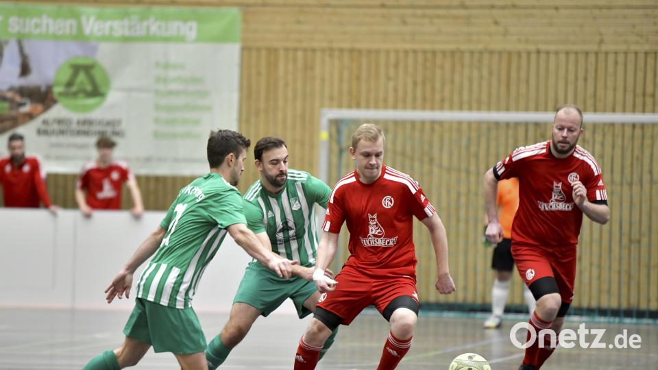 Gastgeber SV Köfering – im Bild eine Szene aus dem Vorjahr mit Spielertrainer Dennis Kramer (Zweiter von links) – gewann im Vorjahr das Hallenfußballturnier um den Hubertus-Cup. Archivbild: Hubert Ziegler