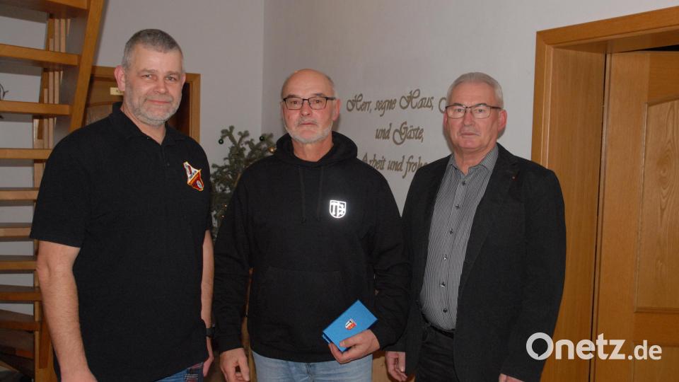 Der Dank des Vereins gilt Theo Fochtner (Mitte), der acht Jahre lang die Feuerschützen geführt hat. Bild: pop