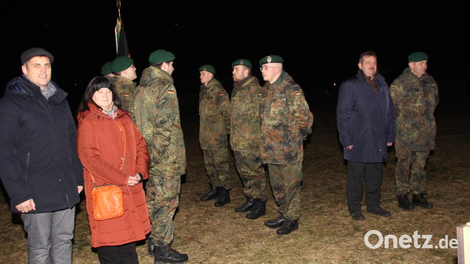 Die Bürgermeister von Schönsee und Eslarn, die stellvertretende Landrätin und der Kommandeur mit der vorgetretenen Rekrutenabordnung. Bild: frd