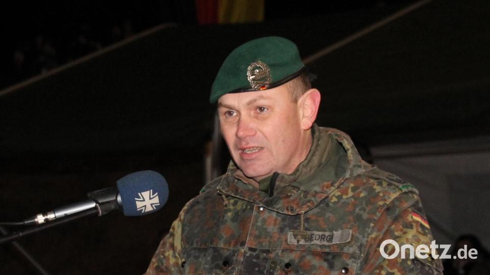 Obersteleutnant Ralf Georgi dankt den Rekruten für ihr Bereitschaft, ihr Volk und ihr Land unter Einsatz ihres Lebens zu verteidigen. Bild: frd