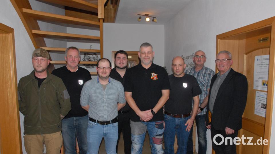 Die Schmidmühlener Feuerschützen wählen einen neuen Vorstand. Dominik Wondrak (Vierter von rechts) und Fabian Simon (fünfter von rechts) führen den Verein nun für zwei Jahre. Zweiter Bürgermeister Martin Bauer (rechts) gratuliert. Bild: pop