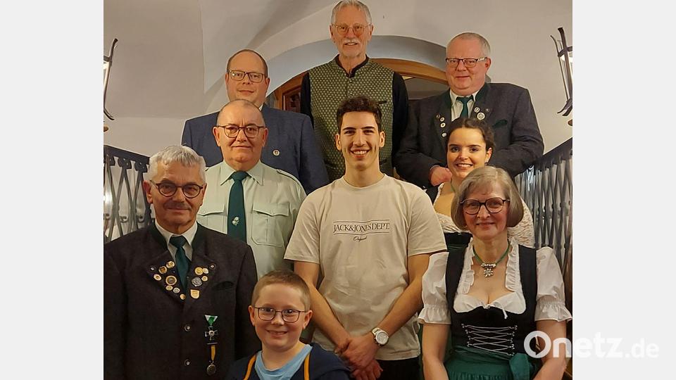 Edelweiß ehrt seine Vereinsmeister 2023 (von links): Schützenmeister Günter Heidl, Wolfgang Borisch, Tobias Heidl, Luis Heidl, Georg Luber, Jacob Schwab, Klaus Böller, Sonja Groth und Erika Borisch. Bild: vt
