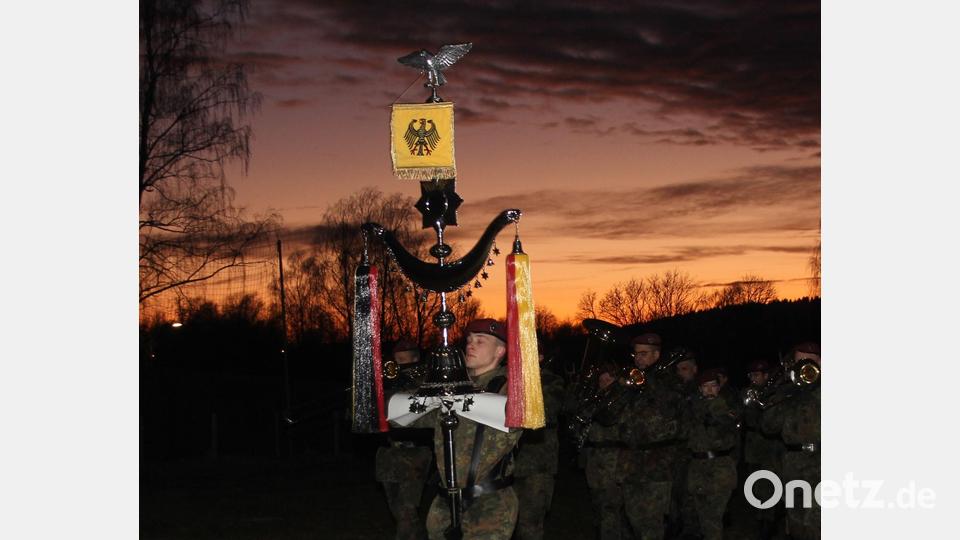 Einmarsch des Heeresmusikkorps in dunkler Nach mit der Ehrenformation Bild: frd