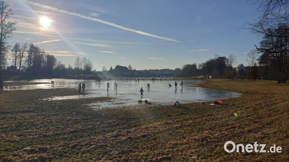Auch in Tirschenreuth haben sich am Donnerstag schon die ersten Schlittschuhläufer aufs Eis gewagt. Bild: Benkhardt
