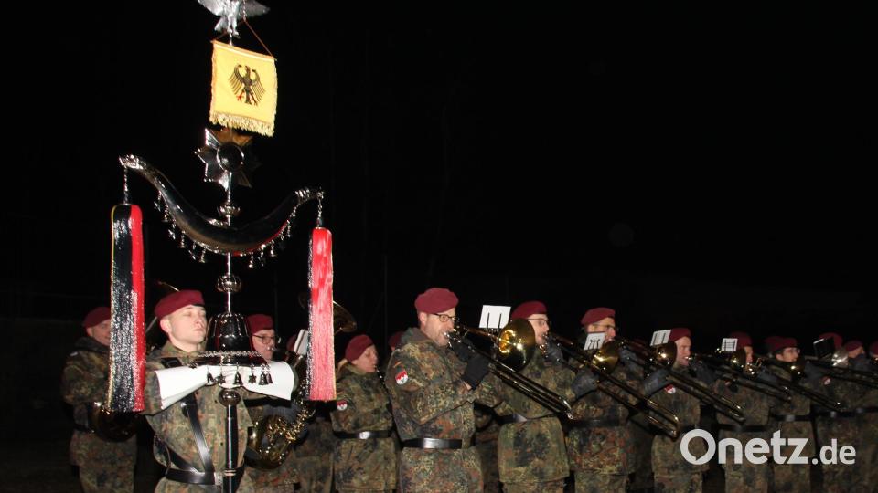 Das Musikkorps aus Veitshöchheim umrahmt das Feierliche Gelöbnis musikalisch. Bild: frd