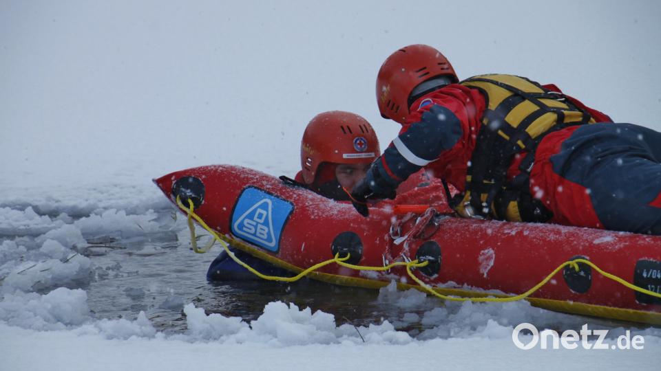Die Wasserwacht übt regelmäßig die Rettung von Männern, Frauen und Kindern, die ins Eis eingebrochen sind. Bild: BRK