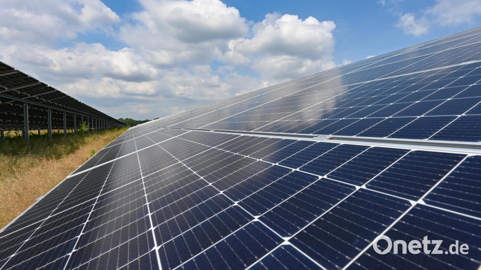 Die Stadt Vohenstrauß plant zwei weitere Solarparks an der Autobahn A6. Mit 47 Hektar Fläche wird der "Solarpark Vohenstrauß II" im Bereich zwischen Straßenhäuser und Wiegenhof die bislang größte Anlage der Großgemeinde. Bild: Patrick Pleul