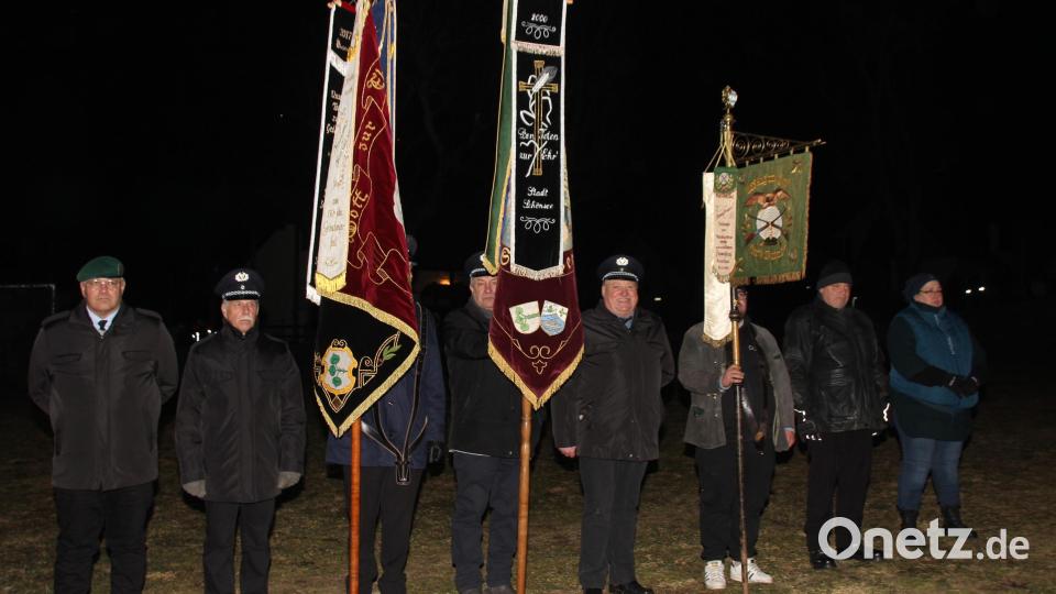 Die Krieger-und Soldatenkameradschaft Schönsee und weitere Schönseer Vereine zeigen mit ihren Fahnenabodnungen ihre Solidarität mit den Oberviechtacher Soldaten. Bild: frd