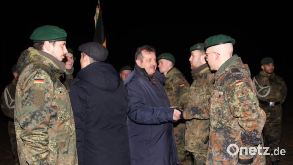 Bürgermeister Reinhard Kreuzer (Mitte) dankt der vorgetretenen Rekrutenabordnung für ihren Dienst. Bild: frd