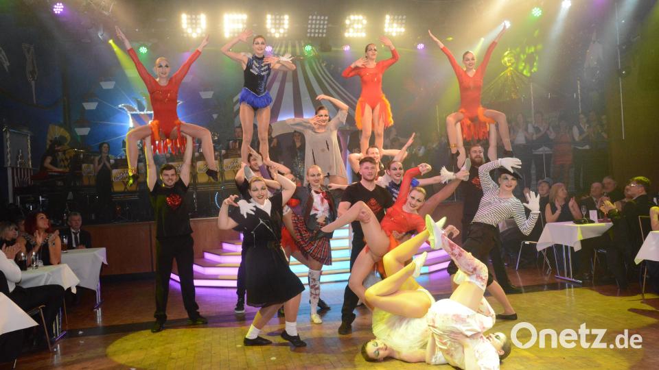 Farbenprächtiges Schlussbild nach der viel umjubelten Mitternachtsshow beim Inthronisationsball des Vohenstraußer Faschingsvereins Bild: bey